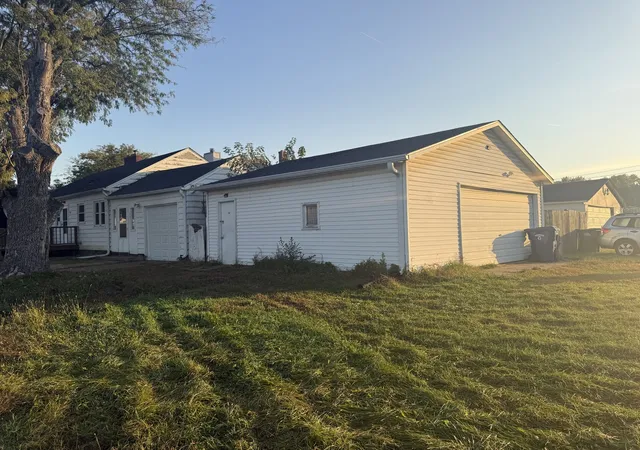 Photo 2 of Single family home for sale at 701 S 9th Street, Clinton, IA 52732 | MLS# 12770927 | Listing updated on 2026-10-28