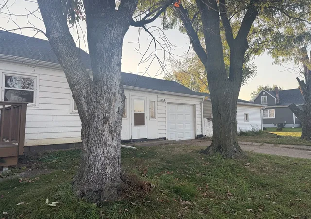 Photo 4 of Single family home for sale at 701 S 9th Street, Clinton, IA 52732 | MLS# 12770927 | Listing updated on 2026-10-28