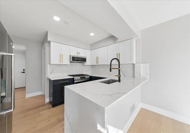 Photo 4 of Townhouse for sale at 125 Alsace Ct, Bloomingdale, IL 60108 | MLS# 12770941 | Listing updated on 2026-10-05