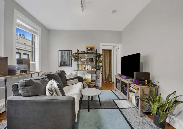 Photo 3 of Condo for sale at 636 W Waveland Ave #4D, Chicago, IL 60613 | MLS# 12770958 | Listing updated on 2026-09-29