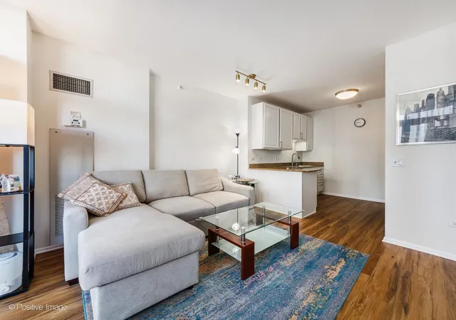 Photo 4 of Condo for sale at 600 N Dearborn St #905, Chicago, IL 60654 | MLS# 12770962 | Listing updated on 2026-09-30