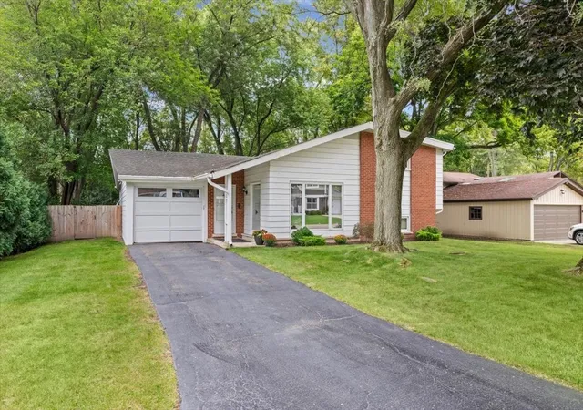 Single family home for sale at 535 Edens Ln, Northfield, IL 60093 | MLS# 12770966