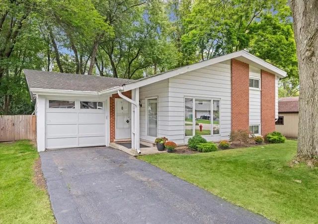 Photo 1 of Single family home for sale at 535 Edens Ln, Northfield, IL 60093 | MLS# 12770966 | Listing updated on 2026-10-03