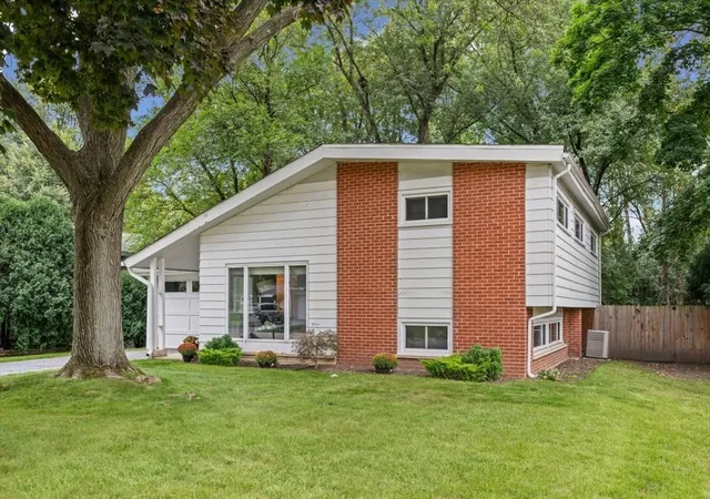 Photo 2 of Single family home for sale at 535 Edens Ln, Northfield, IL 60093 | MLS# 12770966 | Listing updated on 2026-10-03