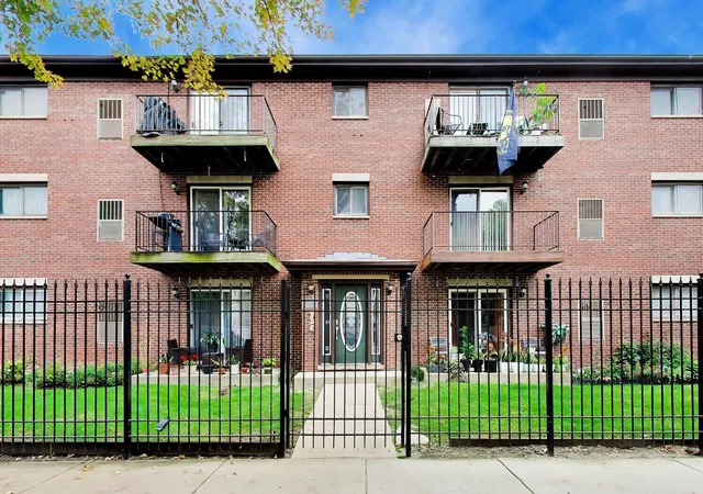 Photo 2 of Condo for sale at 2600 W Walton St #3S, Chicago, IL 60622 | MLS# 12770977 | Listing updated on 2026-09-30