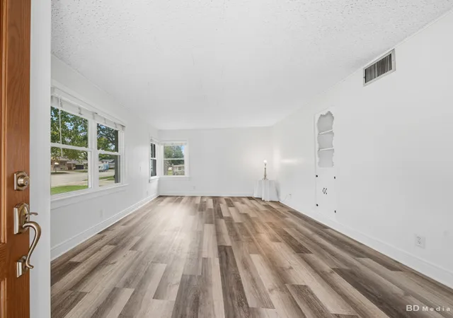 Photo 3 of Single family home for sale at 9145 Ridgeland Ave, Oak Lawn, IL 60453 | MLS# 12770979 | Listing updated on 2026-10-02