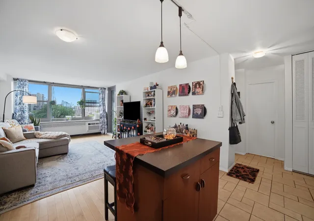 Photo 3 of Condo for sale at 555 W Cornelia Ave #1002, Chicago, IL 60657 | MLS# 12770986 | Listing updated on 2026-10-10