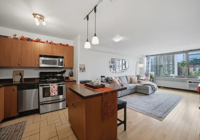 Photo 4 of Condo for sale at 555 W Cornelia Ave #1002, Chicago, IL 60657 | MLS# 12770986 | Listing updated on 2026-10-10
