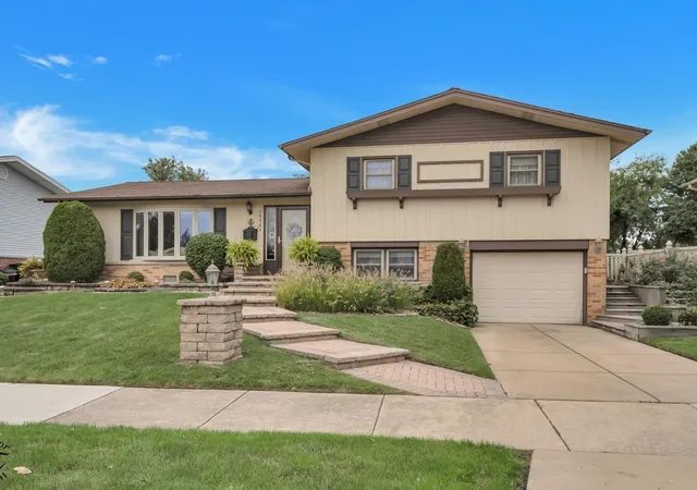 Photo 2 of Single family home for sale at 15142 Colina Ave, Oak Forest, IL 60452 | MLS# 12771011 | Listing updated on 2026-10-05