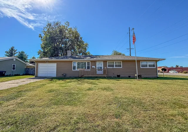 Photo 1 of Single family home for sale at 420 W Pierce Ave, Charleston, IL 61920 | MLS# 12771012 | Listing updated on 2026-10-29