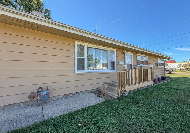 Photo 2 of Single family home for sale at 420 W Pierce Ave, Charleston, IL 61920 | MLS# 12771012 | Listing updated on 2026-10-29