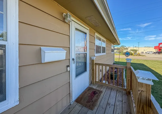 Photo 3 of Single family home for sale at 420 W Pierce Ave, Charleston, IL 61920 | MLS# 12771012 | Listing updated on 2026-10-29
