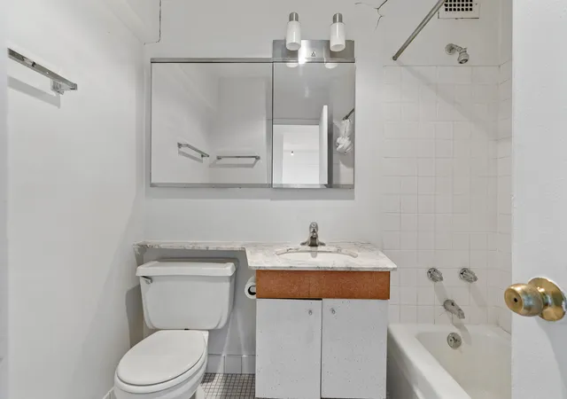 Photo 4 of Condo for sale at 1255 N Sandburg Ter #2305, Chicago, IL 60610 | MLS# 12771018 | Listing updated on 2026-10-27