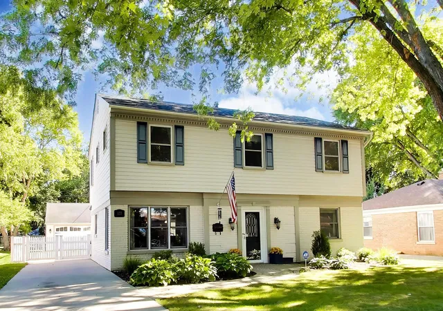 Single family home for sale at 833 E Rockland Rd, Libertyville, IL 60048 | MLS# 12771082