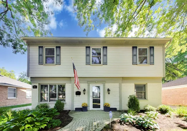 Photo 1 of Single family home for sale at 833 E Rockland Rd, Libertyville, IL 60048 | MLS# 12771082 | Listing updated on 2026-10-04