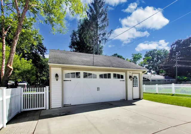 Photo 31 of Single family home for sale at 833 E Rockland Rd, Libertyville, IL 60048 | MLS# 12771082 | Listing updated on 2026-10-22