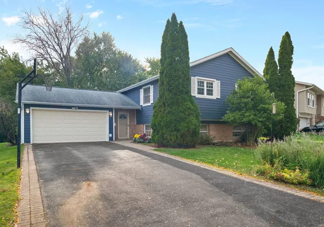 Photo 1 of Single family home for sale at 307 W Tanglewood Dr, Arlington Heights, IL 60004 | MLS# 12771090 | Listing updated on 2026-10-27