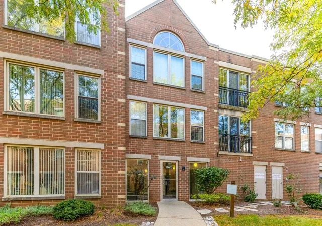Photo 2 of Condo for sale at 1625 Glenview Rd #306, Glenview, IL 60025 | MLS# 12771114 | Listing updated on 2026-10-04