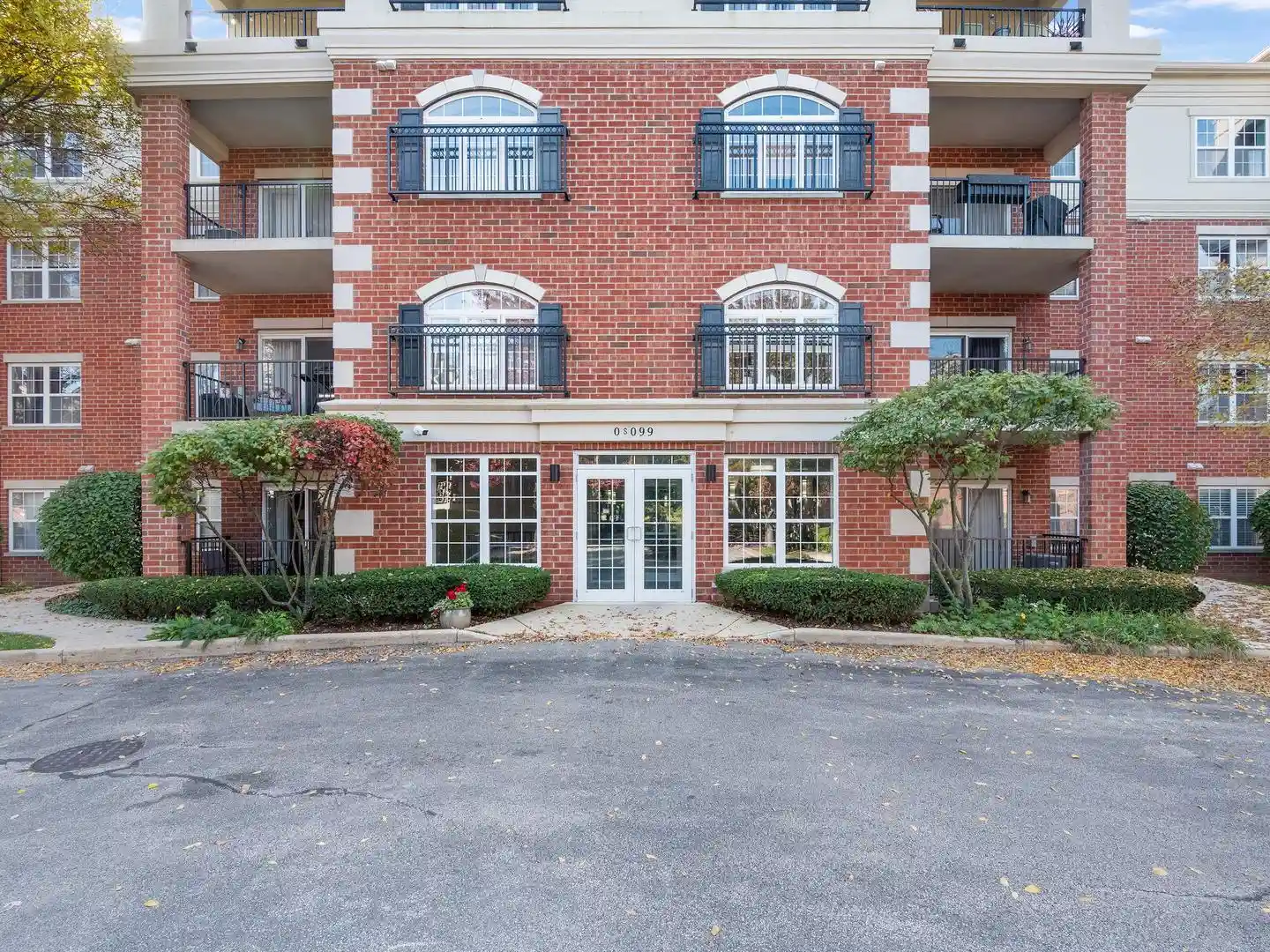 Listing Photo 2 - Condo for sale in 0S099 Lee Ct located at 0S099 Lee Ct, Winfield, IL 60190 - Unit #207