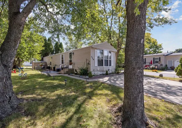 Photo 2 of Manufactured home for sale at 579 Park Ave, Belvidere, IL 61008 | MLS# 12771179 | Listing updated on 2026-10-02