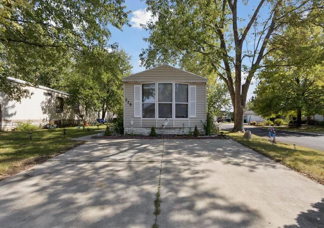 Photo 3 of Manufactured home for sale at 579 Park Ave, Belvidere, IL 61008 | MLS# 12771179 | Listing updated on 2026-10-02