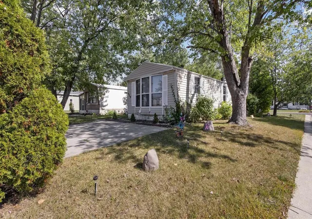 Photo 3 of Manufactured home for sale at 579 Park Ave, Belvidere, IL 61008 | MLS# 12771179 | Listing updated on 2026-10-02