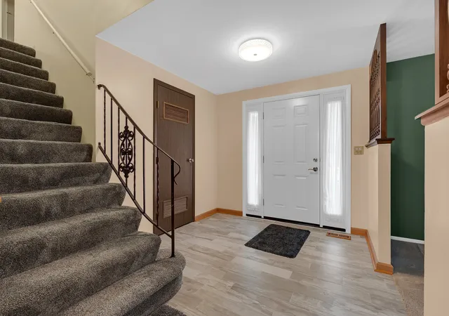 Photo 3 of Single family home for sale at 864 Pinehurst Ln, Schaumburg, IL 60193 | MLS# 12771190 | Listing updated on 2026-10-04
