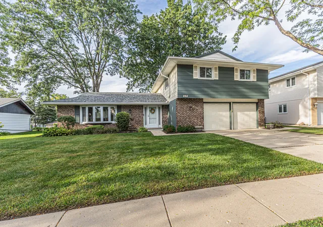 Photo 2 of Single family home for sale at 864 Pinehurst Ln, Schaumburg, IL 60193 | MLS# 12771190 | Listing updated on 2026-10-04