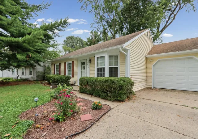 Photo 4 of Single family home for sale at 1414 Scottsdale Dr, Champaign, IL 61821 | MLS# 12771242 | Listing updated on 2026-10-07