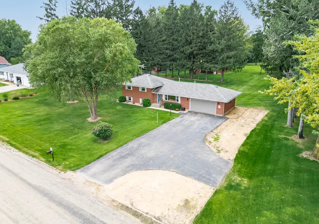 Photo 3 of Single family home for sale at 2292 N Leaf River Rd, Mount Morris, IL 61054 | MLS# 12771264 | Listing updated on 2026-10-04