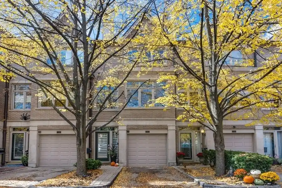 Listing Photo 1 - Condo for sale at Parklane, Unit 2715 N Janssen Ave, Parklane, Chicago, IL 60614 | Built Year: undefined - undefined