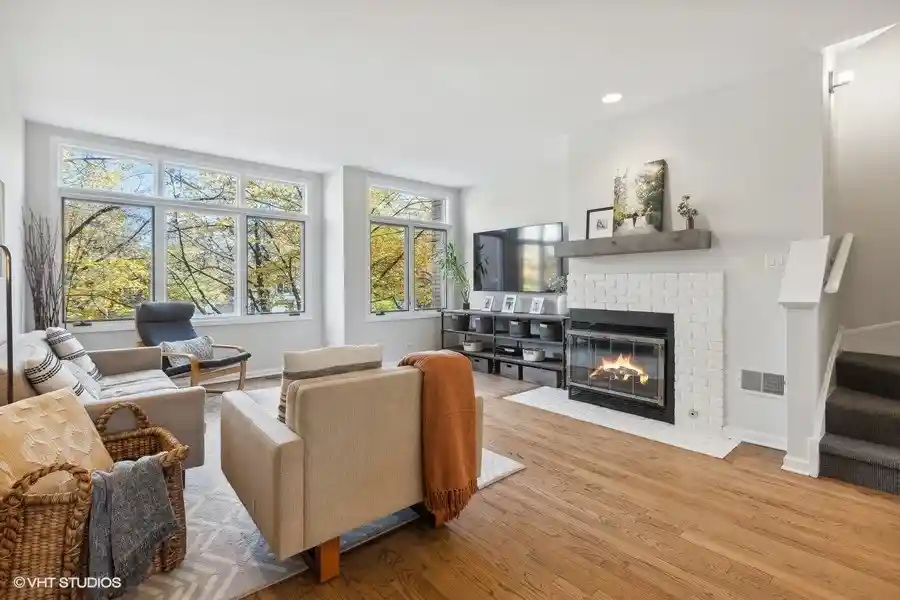 Listing Photo 2 - Condo for sale at Parklane, Unit 2715 N Janssen Ave, Parklane, Chicago, IL 60614 | Built Year: undefined - undefined