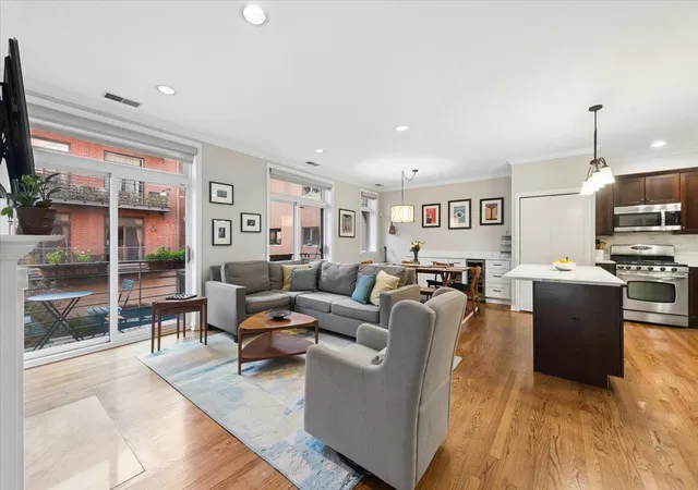 Listing Photo 3 - Condo for sale in building located at 1830 N Winchester Ave, Chicago, IL 60622 - Unit #115