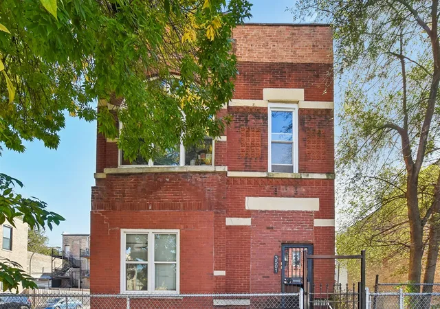 Listing Photo 1 - Condo for sale in building located at 3501 W Walnut St, Chicago, IL 60624