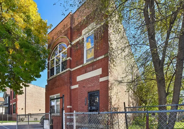 Listing Photo 2 - Condo for sale in building located at 3501 W Walnut St, Chicago, IL 60624