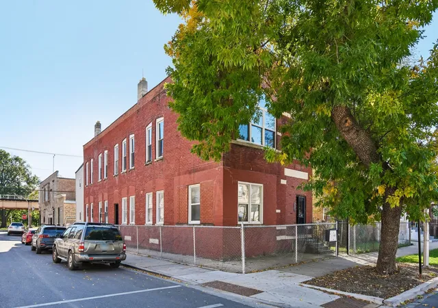 Listing Photo 3 - Condo for sale in building located at 3501 W Walnut St, Chicago, IL 60624
