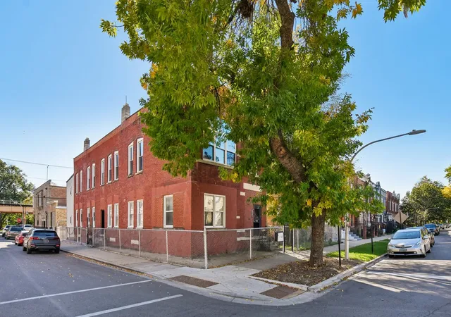 Listing Photo 4 - Condo for sale in building located at 3501 W Walnut St, Chicago, IL 60624