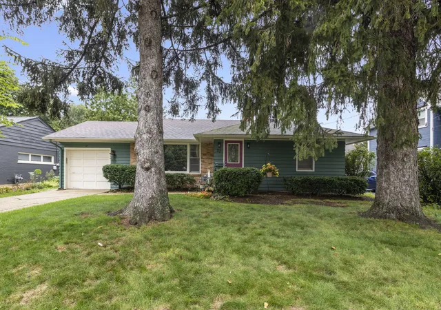 Photo 1 of Single family home for sale at 27 Francis Ave, Crystal Lake, IL 60014 | MLS# 12771314 | Listing updated on 2026-10-05