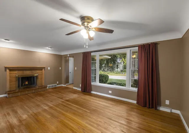 Photo 2 of Single family home for sale at 27 Francis Ave, Crystal Lake, IL 60014 | MLS# 12771314 | Listing updated on 2026-10-05