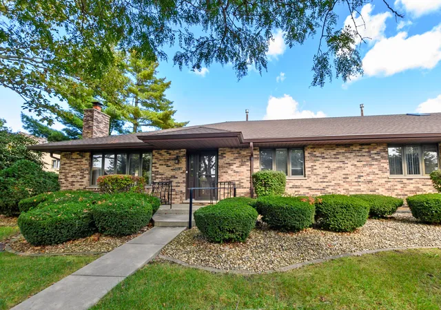 Listing Photo 2 - Condo for sale in building located at 8316 Ashley Ln, Tinley Park, IL 60477 - Unit #1272