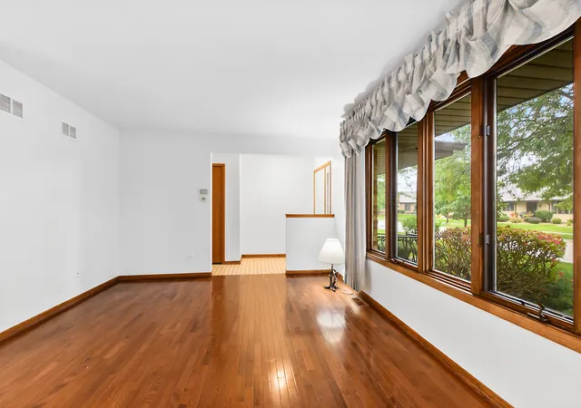 Listing Photo 4 - Condo for sale in building located at 8316 Ashley Ln, Tinley Park, IL 60477 - Unit #1272