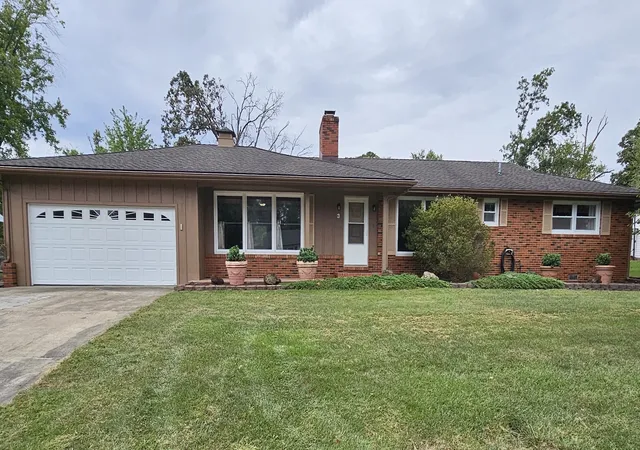 Photo 2 of Single family home for sale at 3 Linnview Dr, Mt Vernon, IL 62864 | MLS# 12771321 | Listing updated on 2026-10-04