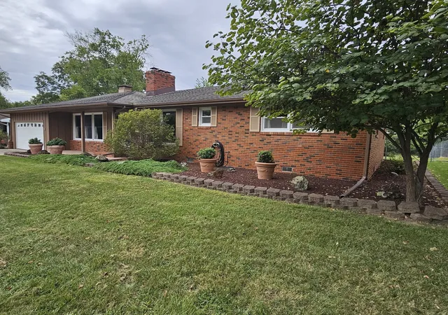 Photo 3 of Single family home for sale at 3 Linnview Dr, Mt Vernon, IL 62864 | MLS# 12771321 | Listing updated on 2026-10-04