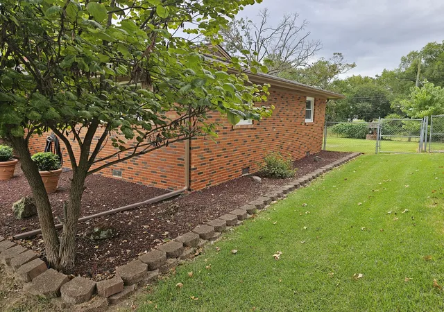 Photo 4 of Single family home for sale at 3 Linnview Dr, Mt Vernon, IL 62864 | MLS# 12771321 | Listing updated on 2026-10-04