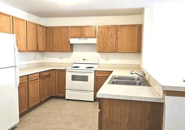 Listing Photo 4 - Condo for sale in building located at 1443 Mcclure Rd, Aurora, IL 60505 - Unit #207