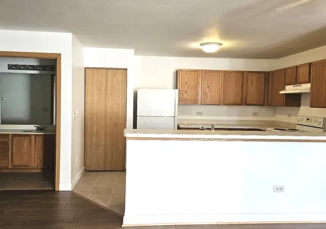 Listing Photo 5 - Condo for sale in building located at 1443 Mcclure Rd, Aurora, IL 60505 - Unit #207