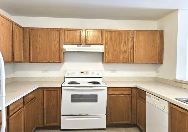 Listing Photo 5 - Condo for sale in building located at 1443 Mcclure Rd, Aurora, IL 60505 - Unit #207
