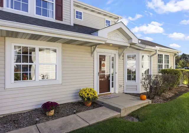 Photo 3 of Townhouse for sale at 16146 Huron St, Crest Hill, IL 60403 | MLS# 12771360 | Listing updated on 2026-10-05