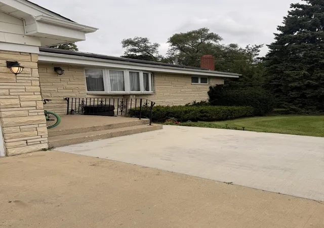 Photo 3 of Single family home for sale at 21w146 Tee Ln, Itasca, IL 60143 | MLS# 12771385 | Listing updated on 2026-10-04