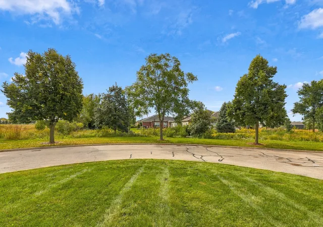 Photo 2 of Single family home for sale at 6 Eineke Ct, Algonquin, IL 60102 | MLS# 12771388 | Listing updated on 2026-10-06
